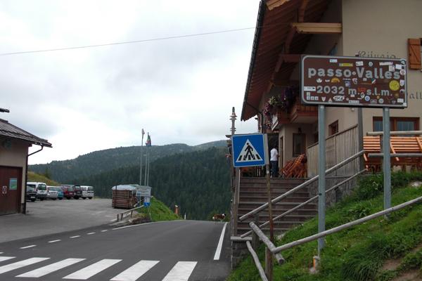 Passo Valles | 2.032 m | Passo di Rolle, Abzweigung  Passo San Pellegrino – Bild 1 vergrößern